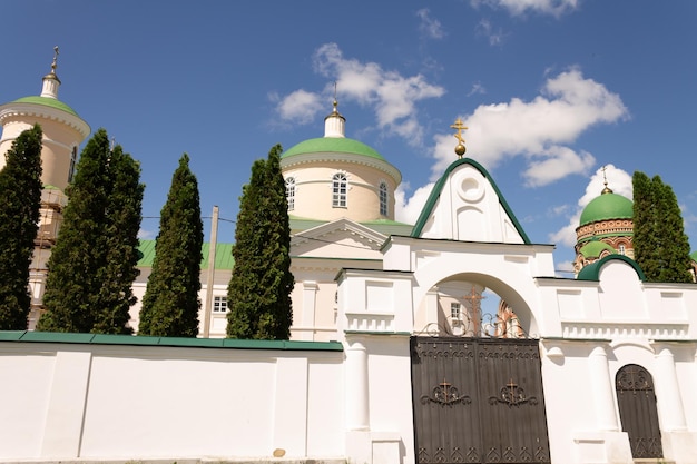 Cupole Chiesa ortodossa cristiana russa con cupole e una croce contro il cielo