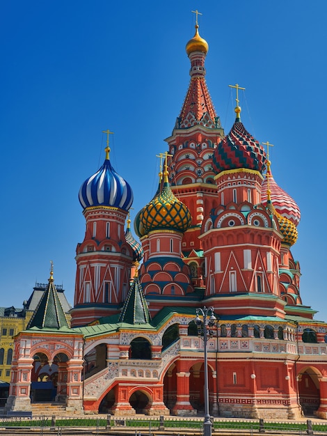 Cupole colorate della Cattedrale di San Basilio in una giornata di sole primaverile con cielo blu. Piazza Rossa di Mosca, capitale della Russia. I luoghi turistici di Mosca in estate viaggiano in Russia.
