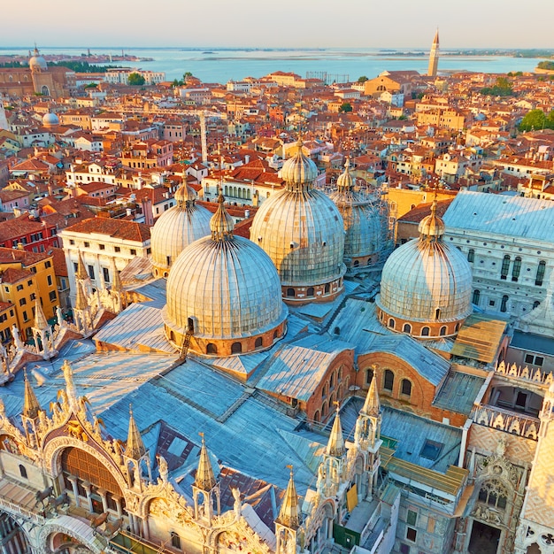 Cupole della Basilica Cattedrale di San Marco a Venezia in serata, Italia. Colpo grandangolare