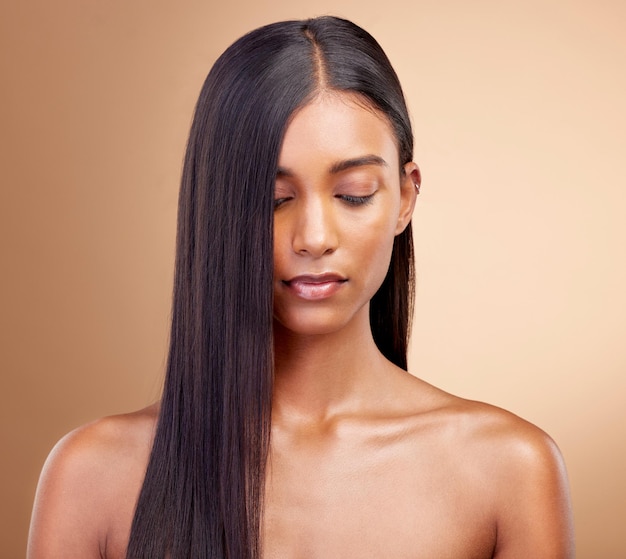 Cura dei capelli e del viso della donna con cura della pelle di bellezza naturale o cosmetici per far risplendere la pelle o collagene per una consistenza e una crescita sane Modello per la cura dei capelli e mockup della ragazza con i risultati del trattamento