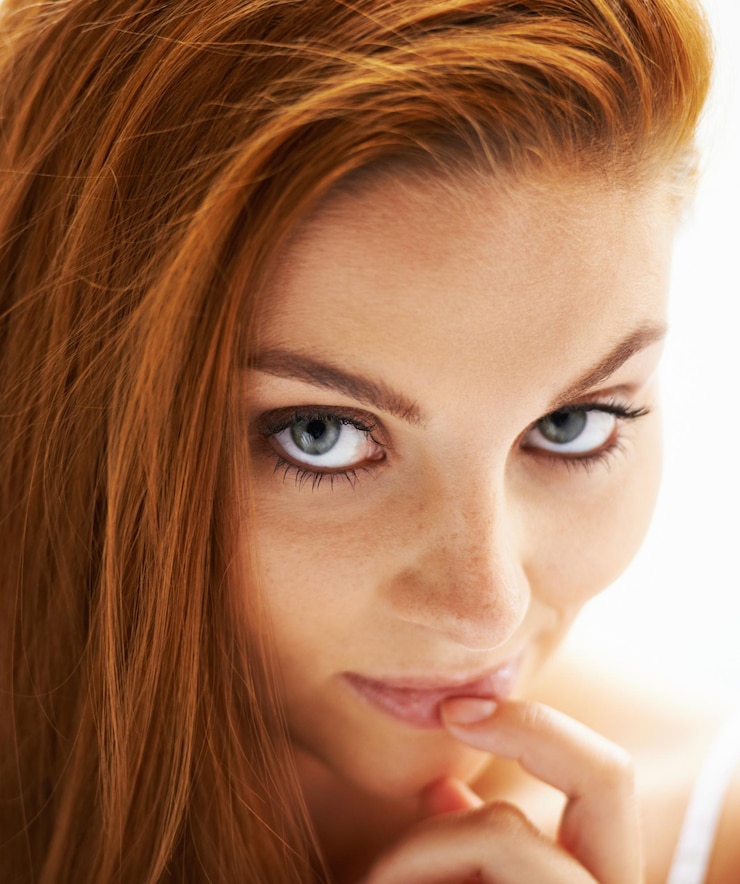 Foto cura dei capelli flirt o ritratto di modella con bellezza naturale cura della pelle o risultati per lucentezza o collagene in studio sfondo bianco viso o donna con cosmetici per consistenza o crescita sana