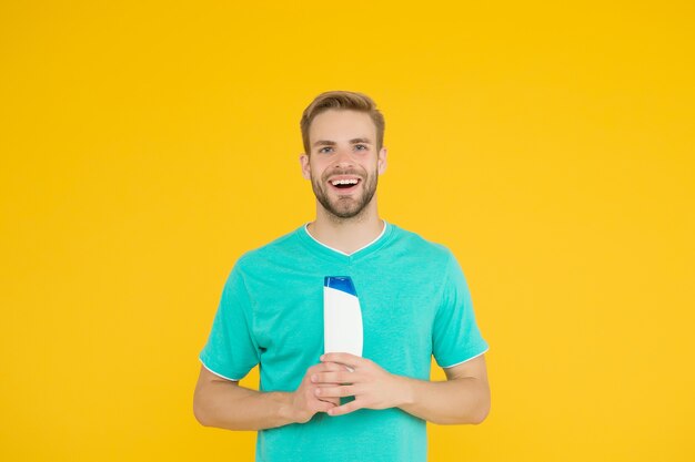 Cura dei capelli. Salute e sanità. Cosmetici maschili. Barbiere professionista. Cosmetici per la cura del corpo per il bagno o la doccia. Tubo del gel della stretta dell'uomo barbuto. Toelettatura da barbiere. Bottiglia di shampoo per uomo bello tenere.