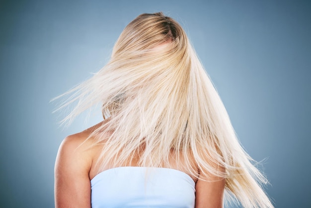 Cura dei capelli sani bellezza e donna con capelli shampoo puliti dopo il trattamento di auto cura salone di bellezza spa o routine di benessere di lusso Brillare modello biondo morbido e naturale isolato su sfondo studio