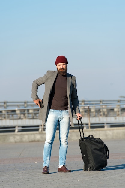 Cura del barbiere maschio. brutale hipster caucasico con i baffi. Pantaloni a vita bassa maturi con la barba. Uomo barbuto. Uomo di moda con la barba. viaggio di lavoro. ferie. chiamando il taxi.