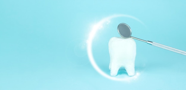 Cura del concetto di igiene orale e dentale Controlli regolari sono essenziali per la salute orale Vortice di schiuma attorno alla protezione del dente bianco e allo specchietto della bocca del dentista e sbiancamento su sfondo blu