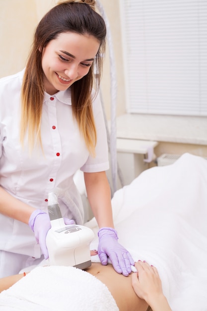 Cura del corpo. La donna è in corso presso la clinica lipomassaggio