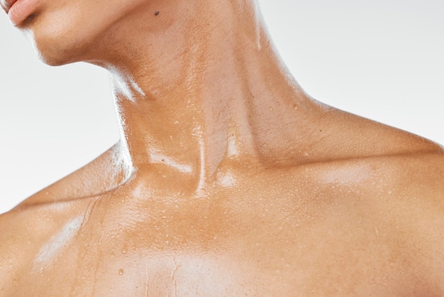 Cura della pelle collo e uomo in studio per bellezza benessere e idratazione primo piano su sfondo bianco Esercizio fitness e cura della pelle della gola dal modello sudore e umidità cosmetica e prodotto siero