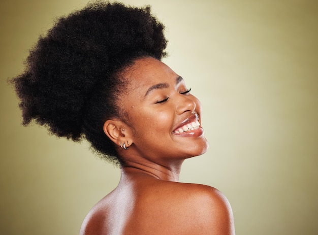 Cura della pelle del viso e schiena della donna nera con gli occhi chiusi in studio su sfondo verde mockup Trucco estetico e benessere della felice modella nigeriana con pelle sana e bellezza naturale