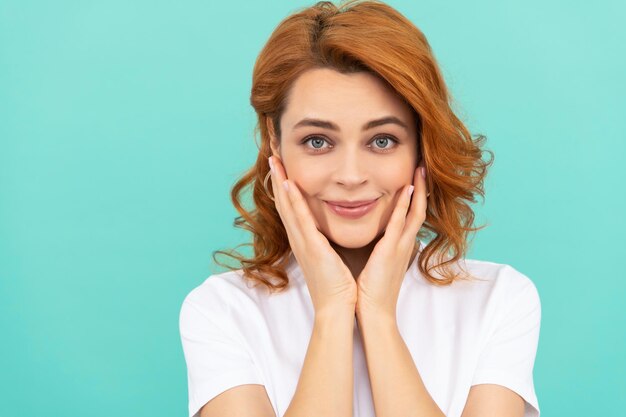 Cura della pelle. donna sorridente con capelli ricci e pelle perfetta. bellezza e moda.