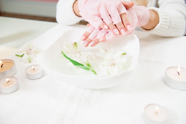 Cura delle mani della donna. Mani e spa rilassante. Chiodi della donna di bellezza.