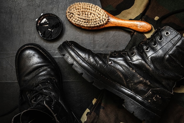 Cura delle scarpe Cera per scarpe, stivali e spazzole su superficie in legno. Immagine modificata con effetto vintage