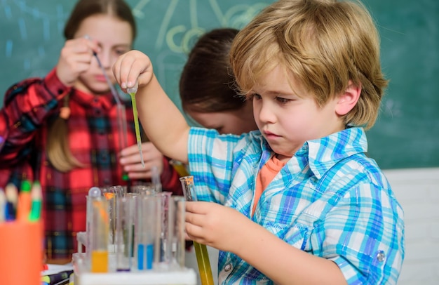 Cura e sviluppo dell'infanzia Classi scolastiche Bambini adorabili amici che si divertono a scuola Concetto di laboratorio di chimica della scuola Sperimentazione insieme Ambiente di supporto esplorare STEM Conoscenze pratiche