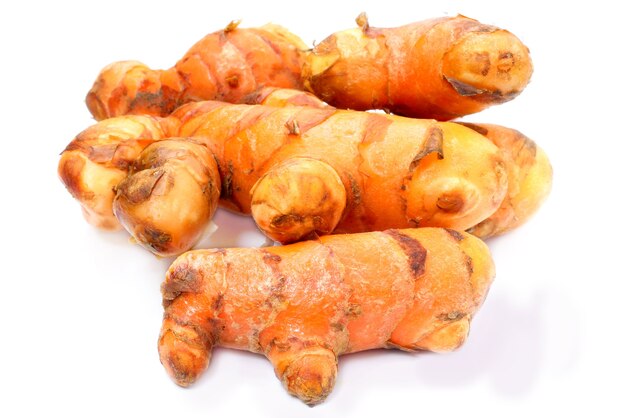 Curcuma alle erbe su sfondo bianco