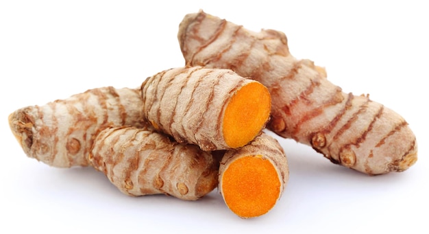 Curcuma cruda su sfondo bianco