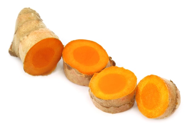 Curcuma cruda su sfondo bianco