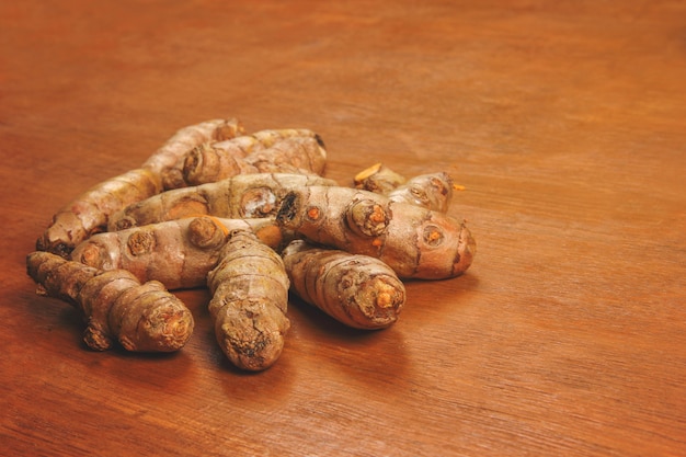 curcuma (curcuma) sul tavolo di legno