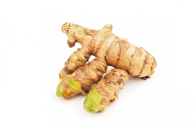 Curcuma fresca su fondo bianco. erbaceo