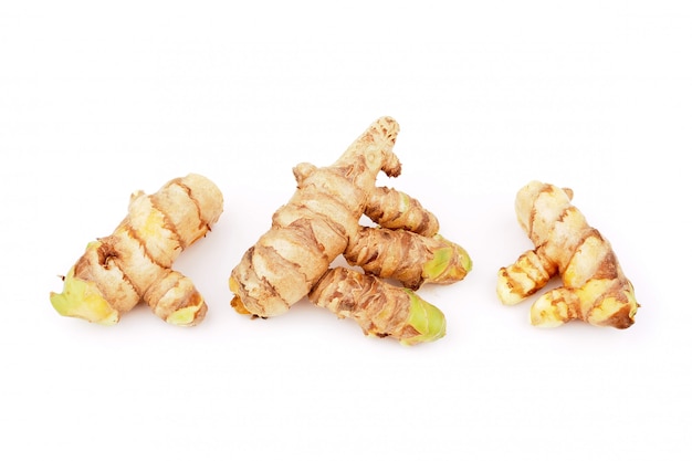 Curcuma fresca su fondo bianco. erbaceo