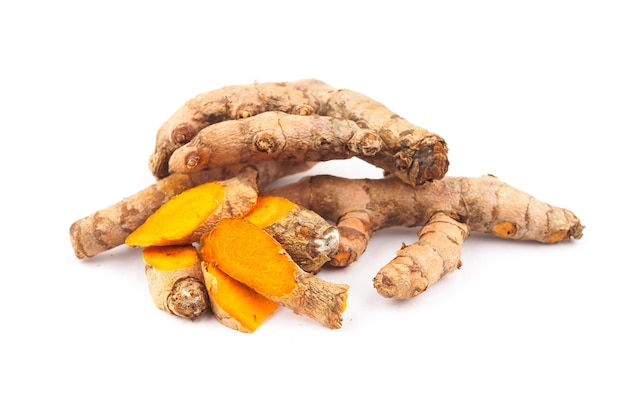 Curcuma fresca su fondo bianco. erbaceo