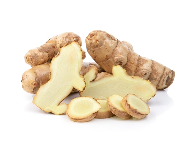 Curcuma fresca su spazio bianco