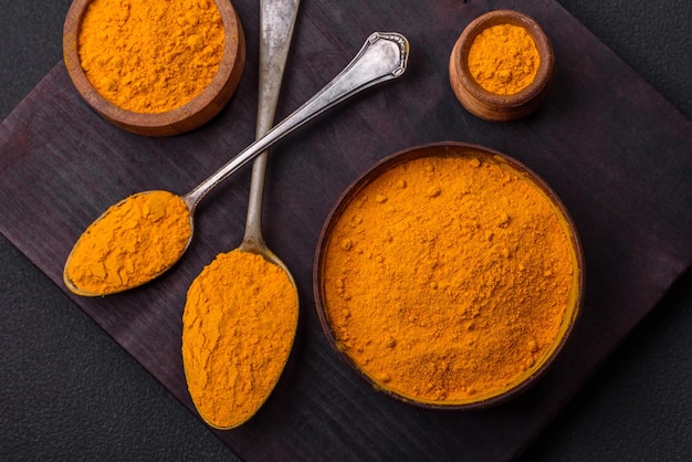 Curcuma gialla brillante o spezia al curry per la preparazione di cibi asiatici