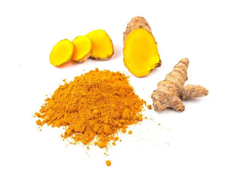 Curcuma in polvere (Curcuma) su sfondo bianco. a base di erbe