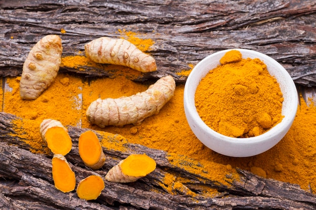 Curcuma in polvere e radici