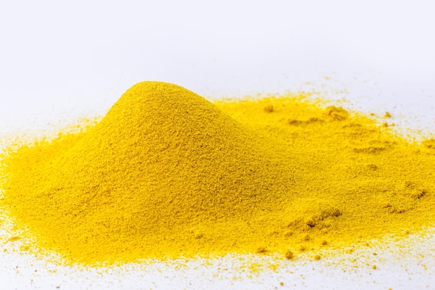 Curcuma in polvere, radice conosciuta anche come curcuma, curcuma, radice di sole, curcuma e zenzero giallo