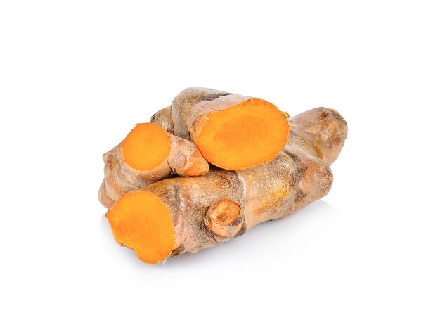 Curcuma isolati su sfondo bianco