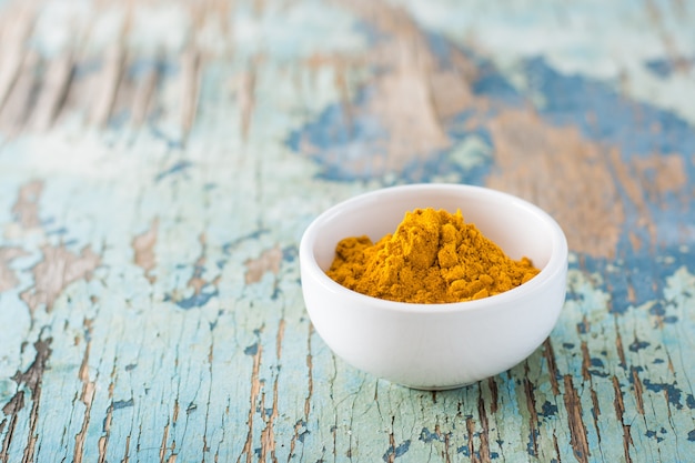 Curcuma macinata in una piccola ciotola bianca