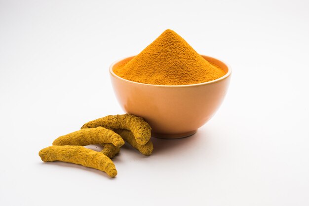 Curcuma secca organica o polvere Haldi nota anche come curcuma longa linn, messa a fuoco selettiva