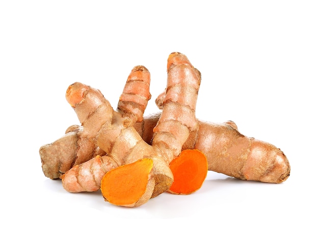 Curcuma su sfondo bianco