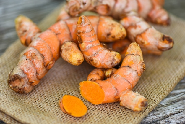 Curcuma sul sacco, radice di curcuma fresca per erbe medicinali naturali e ingredienti cotti