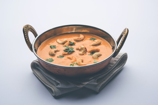 Curry di anacardi o kaju masala indiano servito in una ciotola o in una padella. messa a fuoco selettiva