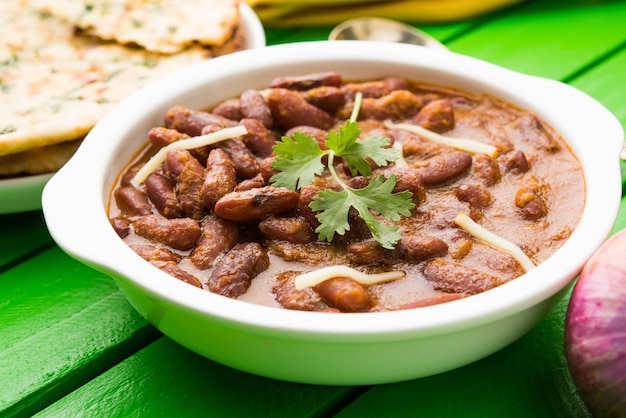 Curry di fagioli o riso rajma o rajmah chawal e roti, piatto principale tipico dell'India settentrionale, messa a fuoco selettiva