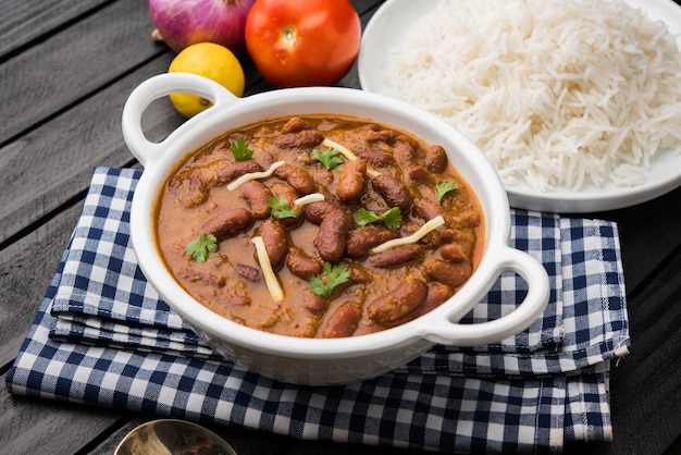 Curry di fagioli o riso rajma o rajmah chawal e roti, piatto principale tipico dell'India settentrionale, messa a fuoco selettiva