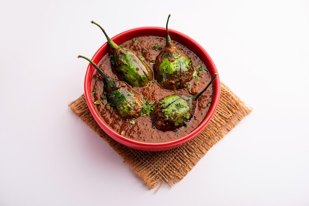 Curry di melanzane noto anche come baingan piccante o masala di melanzane, una popolare ricetta indiana servita in una ciotola, karahi o padella