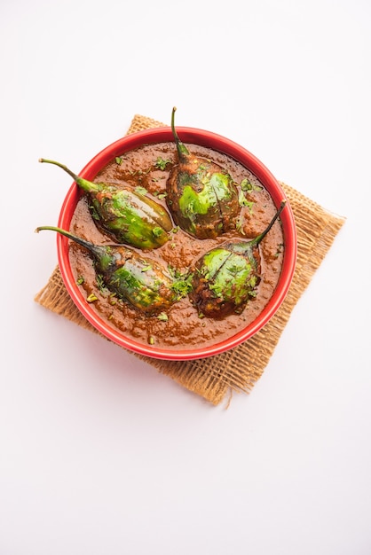 Curry di melanzane noto anche come baingan piccante o masala di melanzane, una popolare ricetta indiana servita in una ciotola, karahi o padella