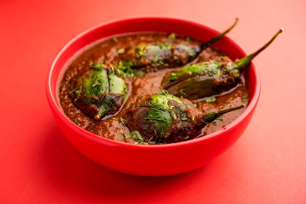 Curry di melanzane noto anche come baingan piccante o masala di melanzane, una popolare ricetta indiana servita in una ciotola, karahi o padella