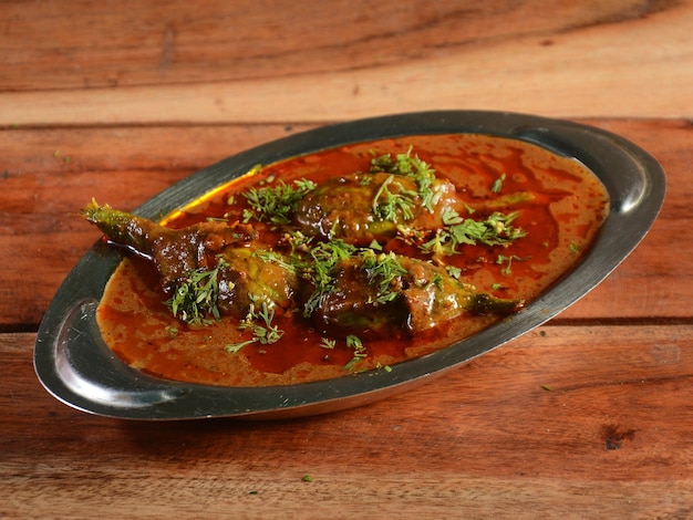Curry di melanzane o Brinjal Masala noto anche come Baigan ki sabzi in India piatto piccante e gustoso solitamente servito con fuoco selettivo chapati