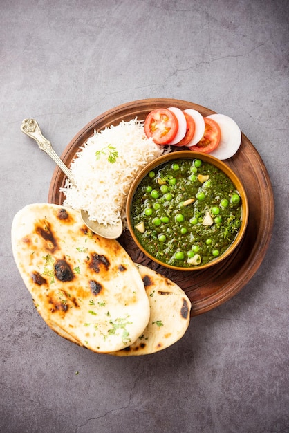 Curry di Palak matar noto anche come spinaci geen peas masala sabzi o cibo indiano sabji