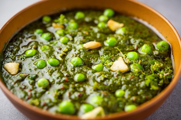 Curry di Palak matar noto anche come spinaci geen peas masala sabzi o cibo indiano sabji