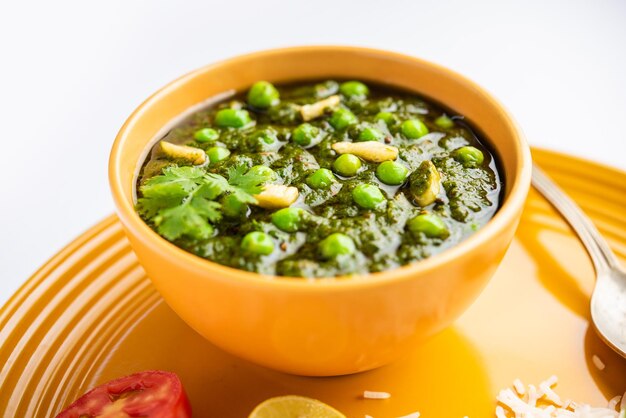 Curry di Palak matar noto anche come spinaci geen peas masala sabzi o cibo indiano sabji