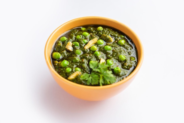 Curry di Palak matar noto anche come spinaci geen peas masala sabzi o cibo indiano sabji