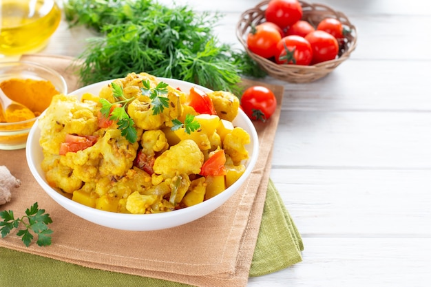 Curry di patate e cavolfiore - piatto vegetariano di verdure, fuoco selettivo