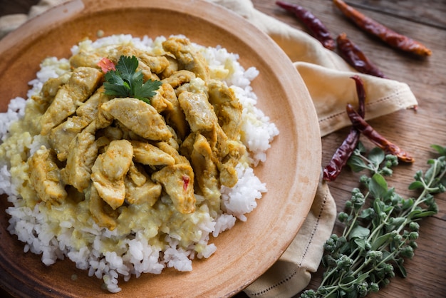 Curry di pollo indiano con riso bianco