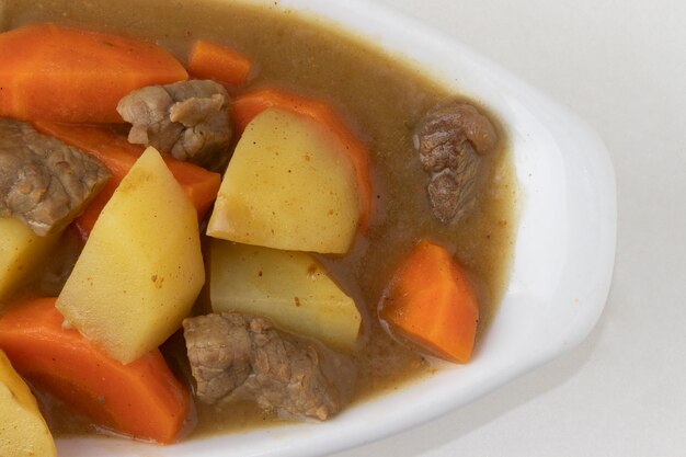 Curry giapponese con carne, patate, cipolla e carota Vista dall'alto