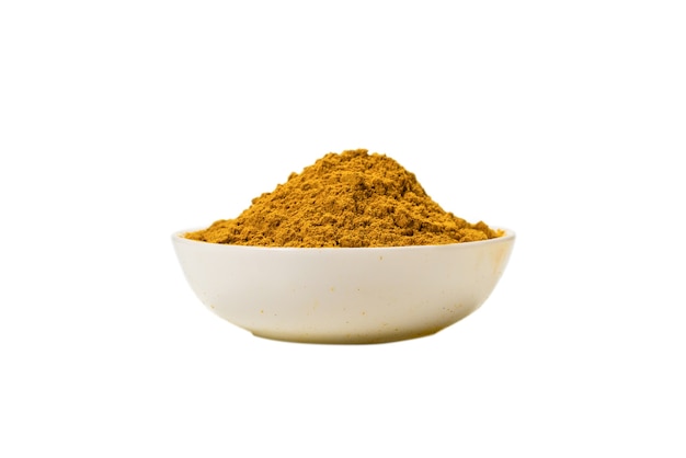 Curry in una ciotola isolata su bianco