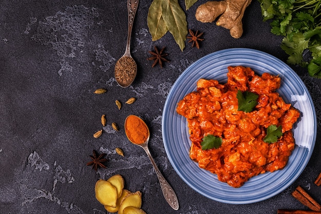 Curry indiano tradizionale con pollo