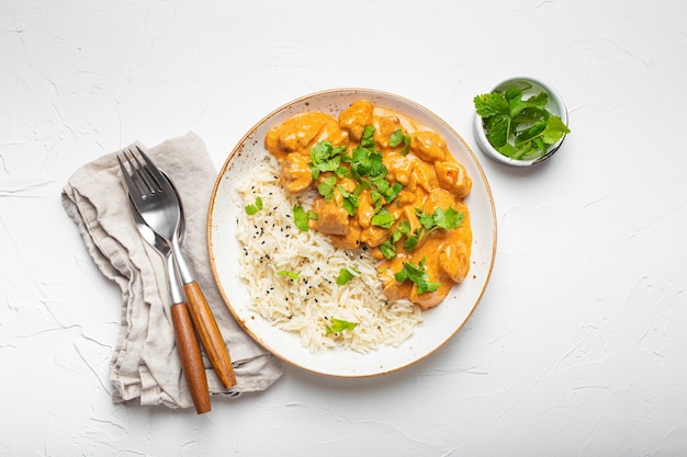 Curry indiano tradizionale del pollo del piatto con riso basmati e